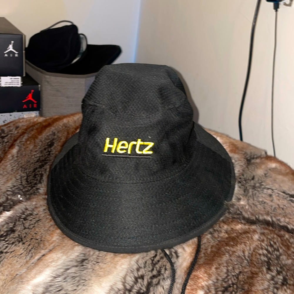 NEW ERA/HERTZ BUCKET HAT. MEDIUM/LARGE. BLACK